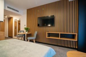 Μια τηλεόραση ή/και κέντρο ψυχαγωγίας στο Seaside Apartaments Deluxe 105