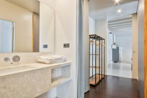 バルセロナにあるMy Address in Plaza Realの洗面台と鏡のあるバスルーム +47枚の写真