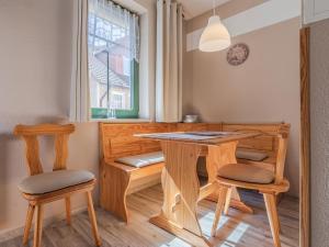 a dining room with a table and two chairs at Ferienwohnungen am Müritzer Hafen in Waren