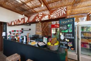 ein Restaurant mit einer Theke und einem Obststand in der Unterkunft Pousada Bahia Bacana in Morro de São Paulo