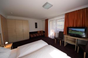 En eller flere senger på et rom på Hotel Sommerer - inklusive Joker Card im Sommer
