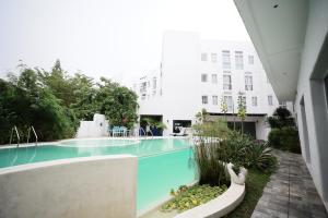 una piscina en medio de un edificio en La Bella Boutique Hotel, en Tagaytay