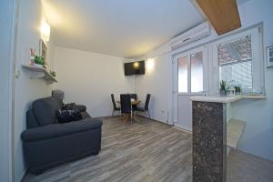 uma sala de estar com um sofá e uma mesa em Apartment Alva em Splitska