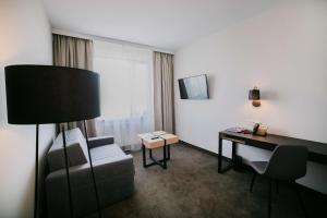 Televízia a/alebo spoločenská miestnosť v ubytovaní B&B HOTEL Warsaw East
