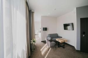 Televízia a/alebo spoločenská miestnosť v ubytovaní B&B HOTEL Warsaw East