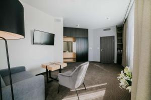 Televízia a/alebo spoločenská miestnosť v ubytovaní B&B HOTEL Warsaw East