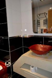 - une salle de bains avec un bol rouge sur un comptoir dans l'établissement Galata Palace Hotel, à Istanbul