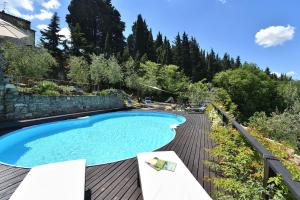 uma piscina no topo de um deque de madeira em Casa Silvia em San Casciano in Val di Pesa