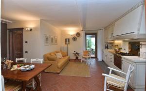 uma cozinha e sala de estar com um sofá e uma mesa em Athena em Castellina in Chianti