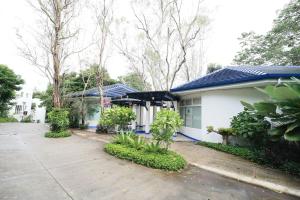 Casa blanca con techo azul en La Bella Boutique Hotel, en Tagaytay