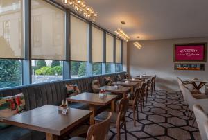 Uma área de estar em Carlton Hotel Dublin Airport