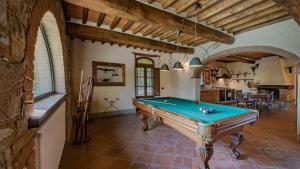 una habitación con mesa de billar en una casa en Sestuccia, en Gaiole in Chianti