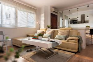 a living room with a couch and a coffee table at AlohaMundi San Luis in Seville