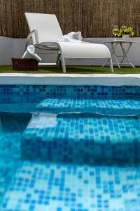 The swimming pool at or close to Alohamundi San Luis