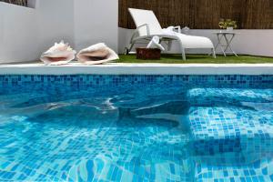 The swimming pool at or close to Alohamundi San Luis
