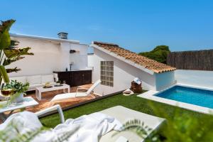 The swimming pool at or close to Alohamundi San Luis