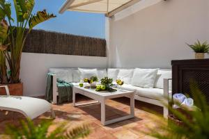 A seating area at Alohamundi San Luis
