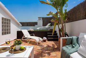 A seating area at Alohamundi San Luis