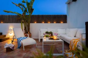 A seating area at Alohamundi San Luis