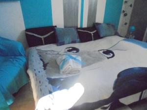 a room with a bed and a couch at blue room, kitchenette in Chaumont