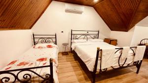 Postel nebo postele na pokoji v ubytování Hotel Drinos