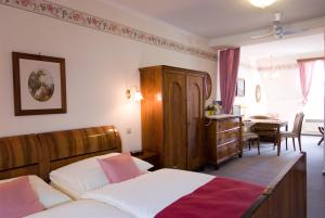 Postel nebo postele na pokoji v ubytování Hotel Biedermeier Hof