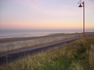 droga wzdłuż plaży o zachodzie słońca w obiekcie The Ramblers w mieście Trusthorpe +13 zdjęć