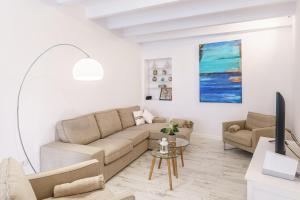un soggiorno con divano e TV di Es Raco a Costitx
