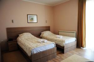 Un pat sau paturi într-o cameră la Garni Hotel Crystal Ice