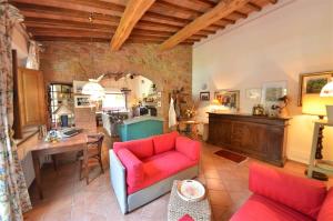 sala de estar con sofá rojo y mesa en Il Casolare, en Gambassi Terme