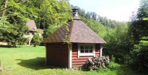 a small cabin with a window and a roof at Haus am Wolfsbach Gruppenunterkunft in Zorge