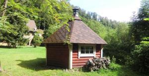 una piccola cabina con finestra e tetto di Haus am Wolfsbach Gruppenunterkunft a Zorge