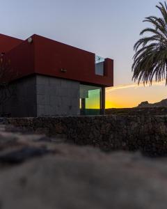 uma casa com um telhado vermelho e uma parede de pedra em Salobre Golf Villa 3 Premium em Salobre