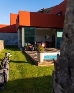 uma casa com piscina no quintal em Salobre Golf Villa 3 Premium em Salobre