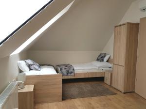 Posteľ alebo postele v izbe v ubytovaní Silver Lodge Apartments Eger