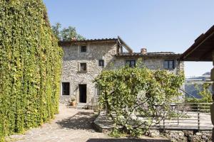 Cette ancienne maison en pierre est dotée d'un grand mur recouvert de lierre. dans l'établissement Casa Tognarello, à Borgo a Mozzano