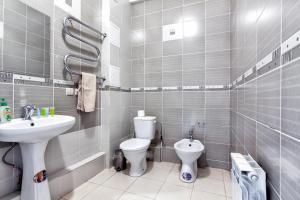a bathroom with a sink and a toilet in it at 423 Апартаменты в центре Отлично подходят для командированных и туристов in Almaty