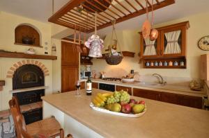 Una cocina con un bol de fruta en la encimera. en Casa Maria, en Castelnuovo Berardenga