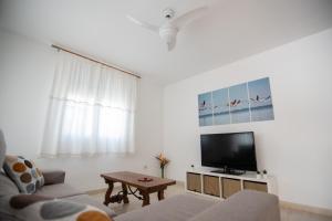 TV a/nebo společenská místnost v ubytování Casa Riu Avall