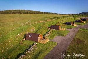 una vista aérea de una granja con cabañas en un campo en BenVrackie Luxury Glamping Pet Friendly Pod at Pitilie Pods en Aberfeldy