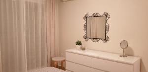 un bagno bianco con specchio e cassettiera di NEPTUNO 2B MENYBER a Nerja