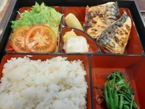 abento lunch box with rice and vegetables at Phạm Vân Sakura Hotel in Thuan An