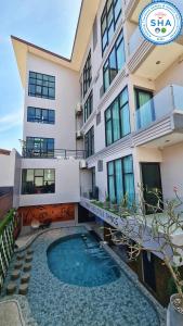 Hồ bơi trong/gần OneLoft Hotel