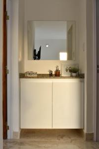 ein Badezimmer mit Waschbecken und Spiegel in der Unterkunft DEPTO KENIA. ALQUILER TEMPORARIO EN SAN FRANCISCO in San Francisco