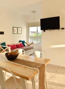 ein Wohnzimmer mit Tisch und Couch in der Unterkunft DEPTO KENIA. ALQUILER TEMPORARIO EN SAN FRANCISCO in San Francisco