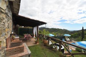 una casa con un balcón con una mesa y sillas en Francesca 2, en Camaiore