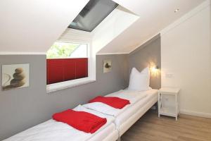 キュールングスボルンにあるVilla-Sophia-Wohnung-104-9737のベッドルーム1室(赤い枕のベッド2台付)