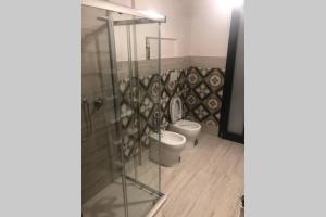 a bathroom with two toilets in a room at Nuovo appartamento Elegante,curato nei dettagli in Decimomannu +19 photos