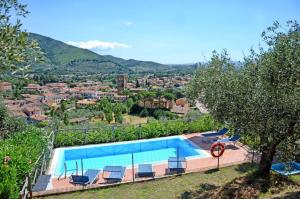 una imagen de una piscina en una villa en Oleandro, en Calci