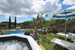 Una piscina con jacuzzi en un patio trasero. en Francesca 1, en Camaiore 15 fotos más